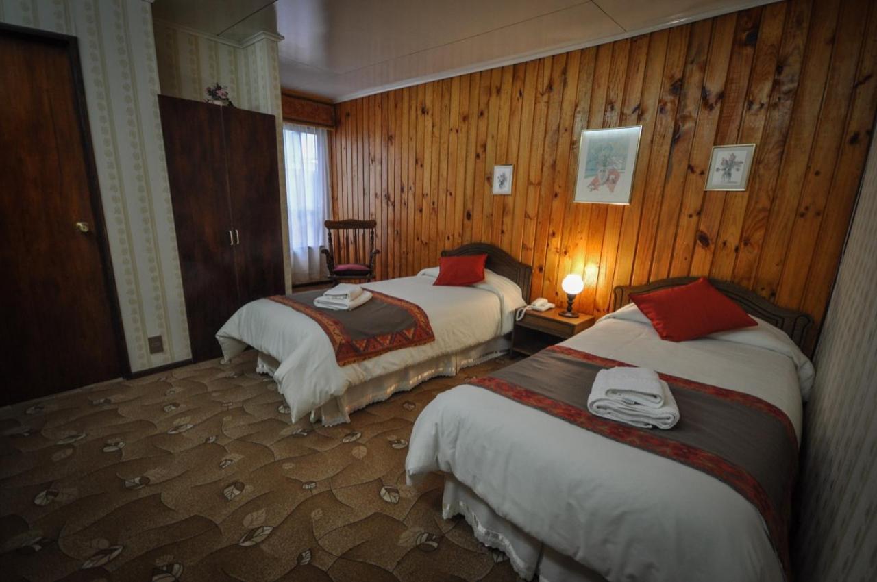 Hostal Los Pinos Puerto Natales Dış mekan fotoğraf