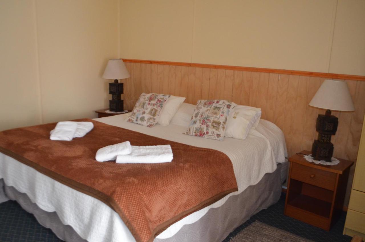 Hostal Los Pinos Puerto Natales Dış mekan fotoğraf