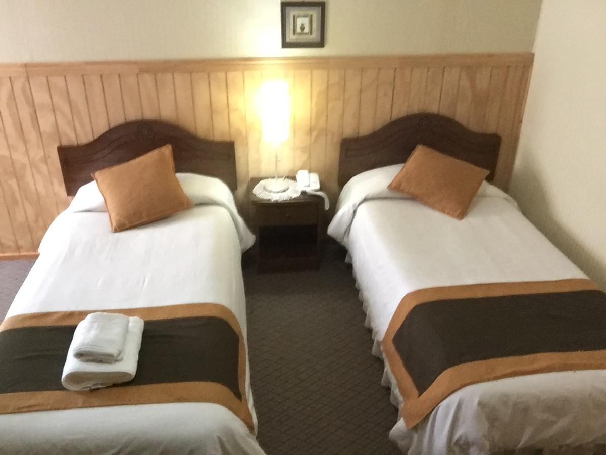 Hostal Los Pinos Puerto Natales Dış mekan fotoğraf